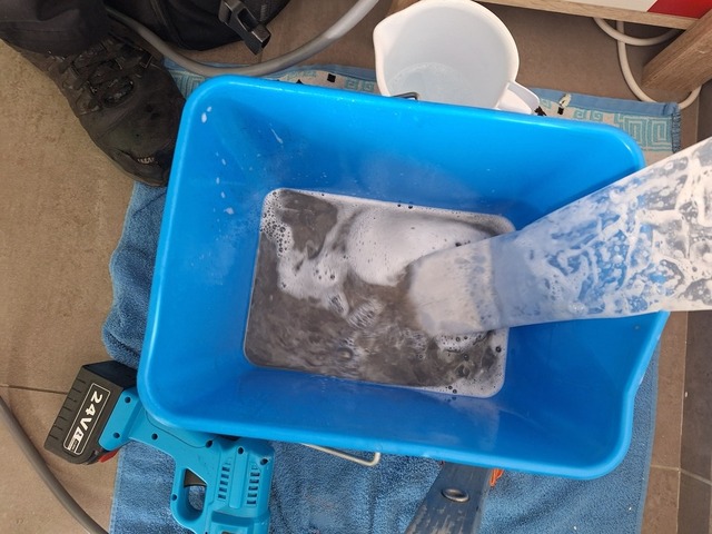 Eau sale nettoyage clim unité intérieure avec le climwasher